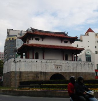 大東門（東安門、迎春門）